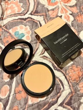 bareMinerals BAREPRO Matte Pressed Powder — Warm Light 07